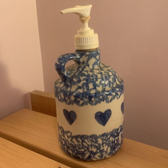 Gerald Henn blue heart Spongeware stoneware pottery soap-dispenser - Picture 2 of 10